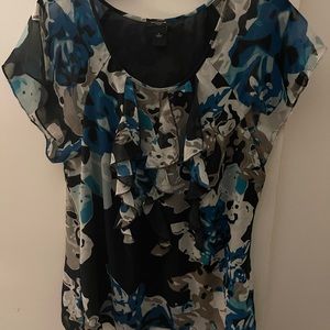 Ladies blouse w/cap sleeves flirty, ruffles accent